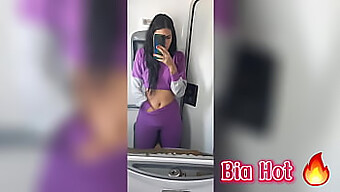 Η Bia Hot, Μια Καυτή Και Καυλιάρα Καστανή, Απολαμβάνει Τον Εαυτό Της Σε Μια Δημόσια Τουαλέτα Λεωφορείου