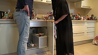 Encanador Britânico Fica Safado Com A Mãe Muçulmana Vestida De Hijab Em Um Encontro Hardcore Na Cozinha