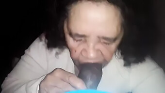 Oma Zonder Tanden Geniet Van Een Grote Zwarte Lul In Zelfgemaakte Milf-Video