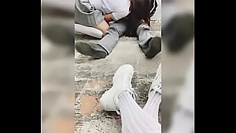 Tiga Mahasiswa Melakukan Threesome Dengan Seorang Gadis Yang Ramah.